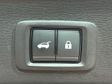 【パワーバックドア】スマートキーや運転席のボタンを押すだけでリアゲートが自動で開閉します!荷物を持っている時や、高い位置にあるバックドアを閉める際に便利な機能です♪