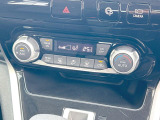 【オートエアコン】一度お好みの温度に設定すれば、車内の温度を検知し風量や温度を自動で調整。暑い&hellip;寒い&hellip;と何度もスイッチ操作をする必要はありません。快適な車内空間には必須の機能ですね♪