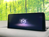 【10.25インチマツダコネクト】車内の雰囲気にマッチした大型ディスプレイ。スマホ接続でのナビ使用やBluetooth再生等、様々な機能が楽しめます。直感的なダイヤル操作が可能で、使い勝手も良好です。