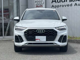 シングルフレームグリルはAudiの象徴的なデザイン要素であり、一目でAudiとわかるスタイル、大きくて迫力のある形状が車のスポーティな印象を強調しており、魅力的なデザインとなっています。