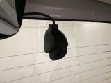 後方にもドライブレコーダーのカメラが付いています。前後両方でお車の周りを監視・記録いたします。
