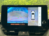 【パノラミックビューモニター】専用のカメラにより、上から見下ろしたような視点で360度クルマの周囲を確認することができます☆死角部分も確認しやすく、狭い場所での切り返しや駐車もスムーズに行えます。