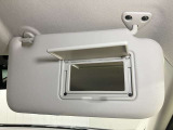 【運転席サンバイザー】鏡が付いているのでメイク直しなどにも便利★
