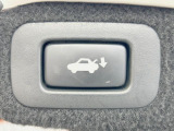 【パワーバックドア】スマートキーや運転席のボタンを押すだけでリアゲートが自動で開閉します!荷物を持っている時や、高い位置にあるバックドアを閉める際に便利な機能です♪
