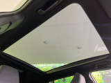 【パノラマルーフ】大型のガラスルーフ搭載で車内の解放感が一気にアップ!開放的なドライブをお楽しみいただけます。