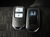 スマートキー付。キーを取り出さなくてもドアロックの施錠・開錠、エンジンの始動が出来ます。雨の日や荷物の多い日にとても便利ですね。