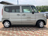 車線逸脱抑制機能です。カメラが左右の区画線を検知し、はみ出す可能性が高いと判断した場合にドライバーにステアリング操作を促し、車両を車線の内側に戻すように支援をします。