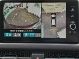 バックカメラは全方位カメラを装備しています。ガイドラインも表示され、より安心です。