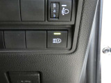 オートマチックハイビーム装備です。先行車や対向車のライトを認識し、ハイビームとロービームを自動で切り替える機能です。夜道の視界を確保します。詳細は販売店スタッフまでおたずねください。