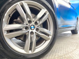 ●純正18インチアルミホイール:輸入車ならではの卓越した走りを支えるホイールと足回りです!日本車の走りに慣れている方にもぜひ体感して頂きたいほど、高いレベルでまとまっています!