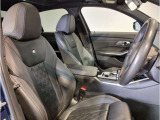 【コックピットシート】BMW車の主役席。車体中央にくる様に配置し車両重心とが一致する事でドライバーと車との一体感あるドライビングを実現。人間工学に基づき形成した形状が長時間のドライブ疲労も軽減します!
