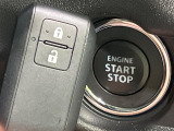 【キーレススタートシステム】カバンやポケットに入れたままでもドアの施錠・解錠が可能なスマートキーを装備。エンジンのオン・オフ時もカギを取り出す必要が無いからとっても便利です♪
