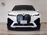 【キドニーグリル】BMWは約90年もの間、ほぼ全ての車両にひと目でBMWだと分かるこの特徴的なフロントグリルが備えられ、デザイン・アイコンとして親しまれてきました。