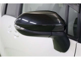 ウインドウフレームに溶け込むようにブラックアウトされたスマートなウインカーミラーです。ウインカーミラーはお洒落なだけでなく対向車や歩行者からの視認性が良く安全性が向上し、事故防止にもつながります。