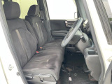 運転席まわりには十分なスペースがあり、大柄な方でもゆったり運転していただける環境です。