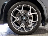 【BMWアロイホイル】軽量かつ強度に拘ったアロイホイル。走行性能ポテンシャルを引き出す設計。車の足元を引き締めてくれる大きなポイントはアロイホイルです。