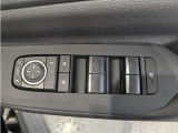 パワーウィンドウのスイッチですよ。 運転席に居ながら窓を開け閉めのコントロールできますよ。 ロック機能で、子供がイタズラして窓を開けるという事も無くなりますよ。