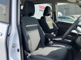 ゆとりある運転席で窮屈感やストレスなく運転をすることができます!