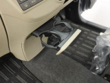 カップホルダーは運転席や助手席からちょうど手の届く位置です!!