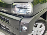 【LEDヘッドライト】悪天候や夜間走行時も良好な視界を確保し安心して運転できる高輝度LEDヘッドライトを装備!点灯速度が早く、消費電力も抑えられています。