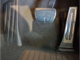 【ペダル】BMWはオルガン式アクセルペダルを採用しています。踏み込む足とペダルが同じ軌跡を描くため、かかとがずれにくく、アクセルコントロールがよりしやすくなるメリットがあります。
