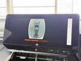 【PVM】映像を合成して、車を真上から見下ろしたような映像をナビゲーション画面に表示する機能です。運転席からでは見にくい車の周囲の状況を把握し、駐車や狭い道での走行などを安全に行えます。