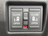 【両側パワースライドドア】スマートキーや運転席のスイッチで後席両側スライドドアの開閉が可能♪電動だから力を入れてドアを開ける必要が無く、小さなお子様でも簡単に開け閉めでき快適です♪