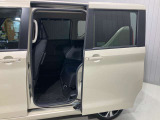 【両側ハンズフリーオートスライドドア】寝ている子供を抱いていても、両手に荷物を持っていても大丈夫★スライドドアの下に足先をスッといれてサッと引くだけでドアの開閉ができる便利な機能搭載!