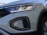 LEDヘッドライト装着車。先進的なフロントフェイスを演出します。