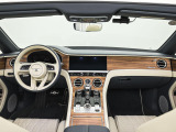 前車追従機能、レーンキープアシスト、ヘッドアップディスプレイも付いており、多数のオプションを備えております。
