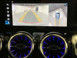 【全方位型モニター】クルマを上空から見下ろしているかのように、直感的に周囲の状況を把握できる全方位型モニター。狭い場所での駐車でも周囲が映像で確認できます。