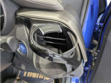 便利なカップホルダーを装備しています。 缶ジュースを開けて運転していると振動で倒れないかヒヤヒヤ、意外と置き場に困るもの。 意外に重要な装備ですね。