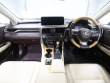 上質で落ち着いた印象のインパネ。視界も広々で運転しやすいです。