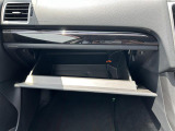 【グローブボックス】大容量のグローブボックスです!!車検証ケース他、日頃使う小物類の収納スペースもたくさんあります!