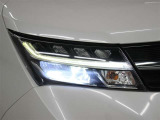 消費電力の少ないLEDヘッドランプを採用。豊かな光質と、自然光に近い光質で、夜間のドライブの安全をサポートします。