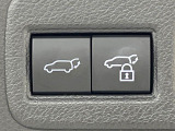 【パワーバックドア】スマートキーや運転席のボタンを押すだけでリアゲートが自動で開閉します!荷物を持っている時や、高い位置にあるバックドアを閉める際に便利な機能です♪