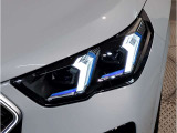 【LEDヘッドライト】先進のLEDテクノロジーを採用。放射される白色光の周波特性は太陽光に近く、バイキセノン・ヘッドライトを上回るコントラストで更に明るく輝きます!
