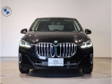 【キドニーグリル】BMWは約90年もの間、ほぼ全ての車両にひと目でBMWだと分かるこの特徴的なフロントグリルが備えられ、デザイン・アイコンとして親しまれてきました。
