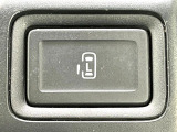 【パワースライドドア】スマートキーや運転席のスイッチでスライドドアの開閉が可能♪電動だから力を入れてドアを開ける必要が無く、小さいお子様でも、重い荷物を持っている時もラクに開け閉めできます♪