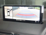 360度モニター搭載車ですので、低速時での不安を解消してくれます。この写真は右側はバックカメラですが、前進時にはフロントカメラにもなりますので歩行者や縁石なども確認することが可能です。
