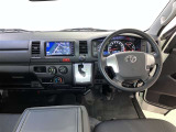 運転席周りのレイアウトをご覧ください。ナビゲーションが綺麗に装着されすっきり収まってますね!