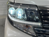 【LEDヘッドライト】悪天候や夜間走行時も良好な視界を確保し安心して運転できる高輝度LEDヘッドライトを装備!点灯速度が早く、消費電力も抑えられています。