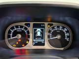様々な車両情報を表示できるTFTマルチインフォメーションディスプレイを中央に配した視認性の高い大型2眼メーターです