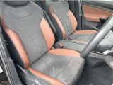 フロントシートには、電動アジャスト機能を搭載。さらに運転席にはプリセットメモリー機能を装備し、ご家族で運転交代される際も、ポジション調整の手間がかかりません。