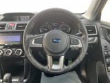インテリアに合わせたデザインのステアリングは、運転される方のことも考え、運転しやすい形状、大きさです。是非一度、実際に触ってお確かめください。