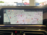 12.3インチのワイドディスプレイは視認性が高く、地図表示も精細。iDriveの操作性は相変わらず優秀で、走行中でも直感的に扱える完成度の高さが魅力。