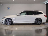 【拘りのFR】BMWが多く採用するFR車。ダイレクトでスポーティな加速感・シャープなハンドリングを実現。縦置きエンジンレイアウトにより、フラットで上質な乗り味です。