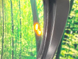【後方車輛検知】走行中、ドアミラーの死角になりやすい箇所に後続車が接近するとサイドミラー付近に警告を表示、ドライバーに注意喚起をしてくれます。