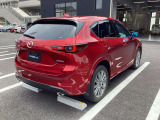 CX-5は洗練された「L字型」のLEDテールランプと、ワイド&ローを強調する水平基調のデザインが特徴です。