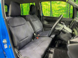 運転席まわりには十分なスペースがあり、大柄な方でもゆったり運転していただける環境です。